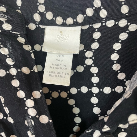 H&M black and white tunic. Beautiful quality material. Hangs nicely. Women’s S - Picture 4 of 4